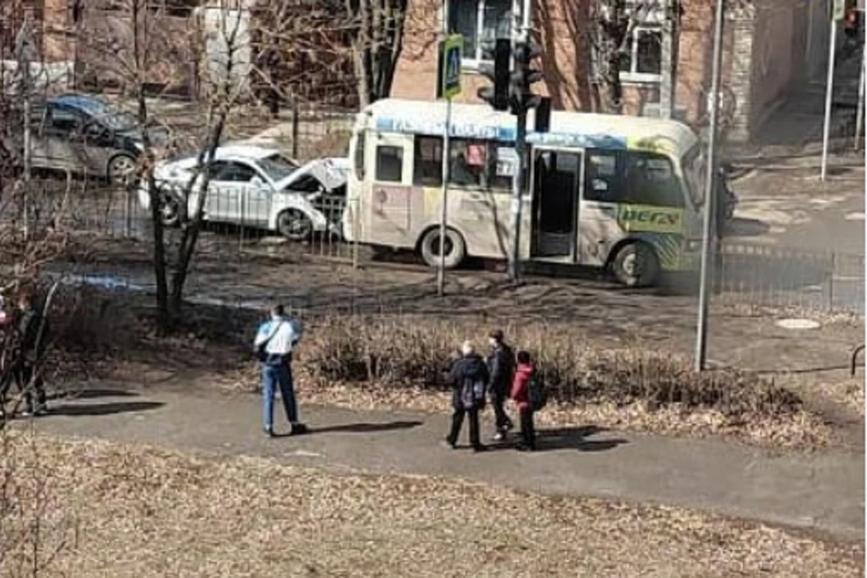 Иномарка въехала в маршрутку в Таганроге. Фото: "ЧП Таганрог"