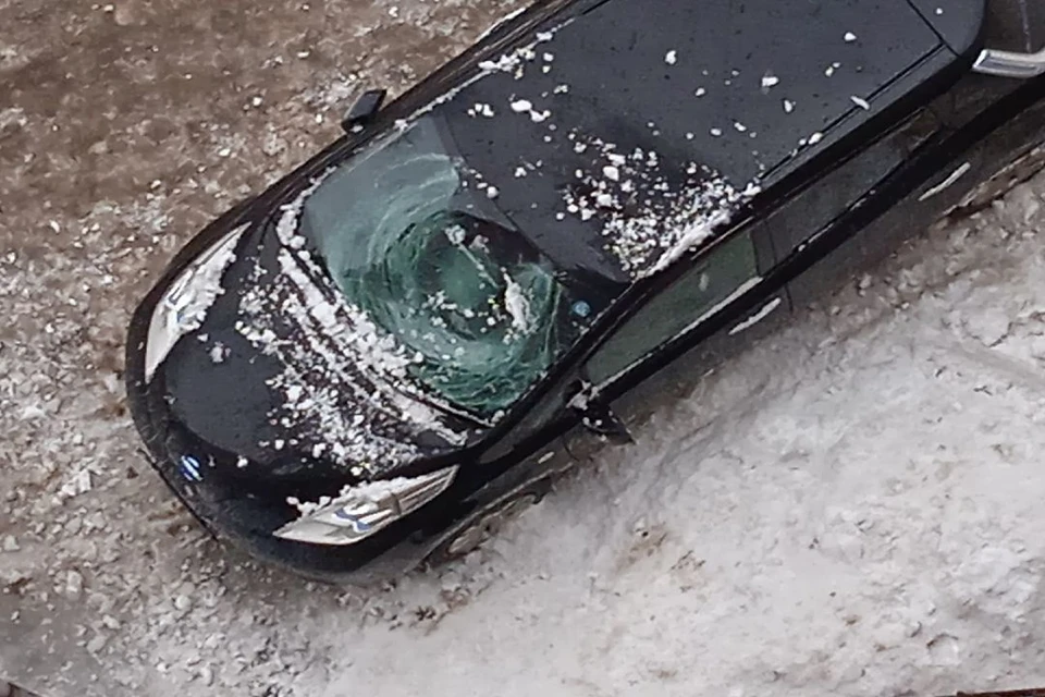 У машины повреждены капот и лобовое стекло. Фото: Тимофей Горынцев