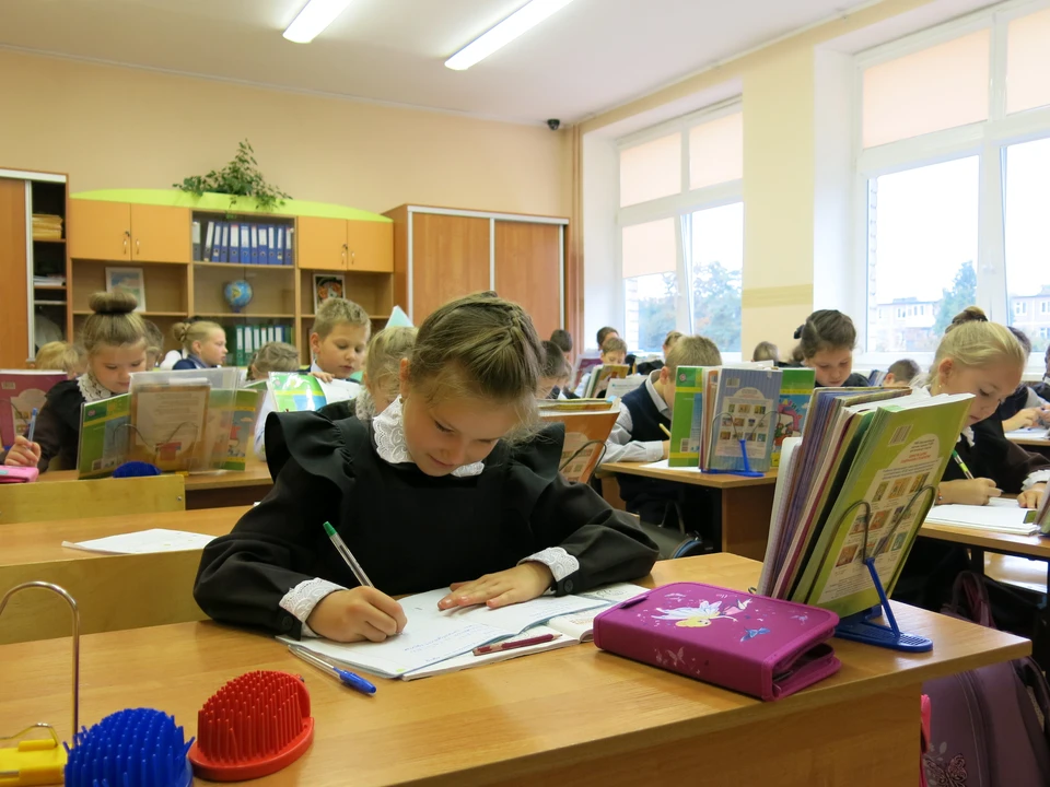 Пожалуй, только первоклашки полностью застрахованы от второй смены.