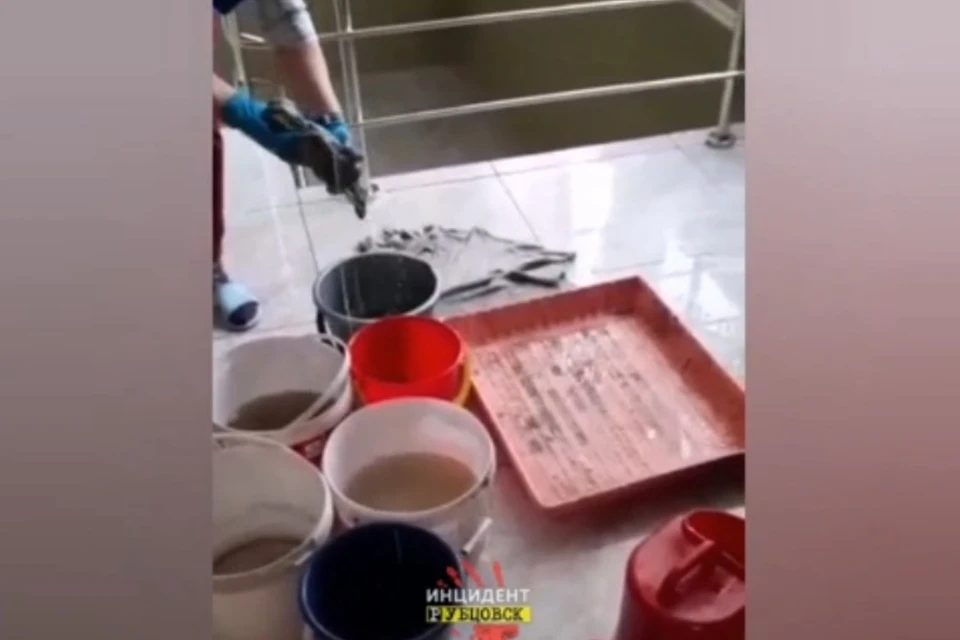 Вода льется с потолка. Фото: скриншот с видео "Инцидент Барнаул"