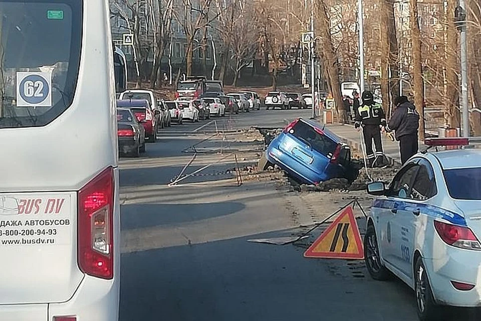 Малолитражка провалилась в вырытую траншею. Фото: предоставлено очевидцами