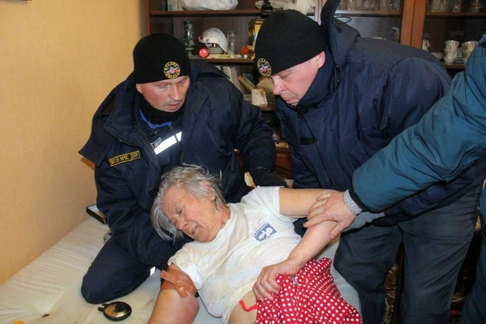Спасатели при помощи гидравлического инструмента разжали каркас дивана и освободили руку пожилой женщины. Фото: МЧС ДНР