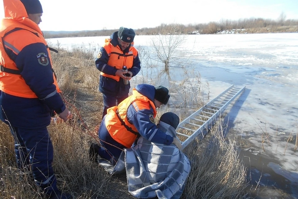 Рыбаков вытащили из ледяной воды спасатели