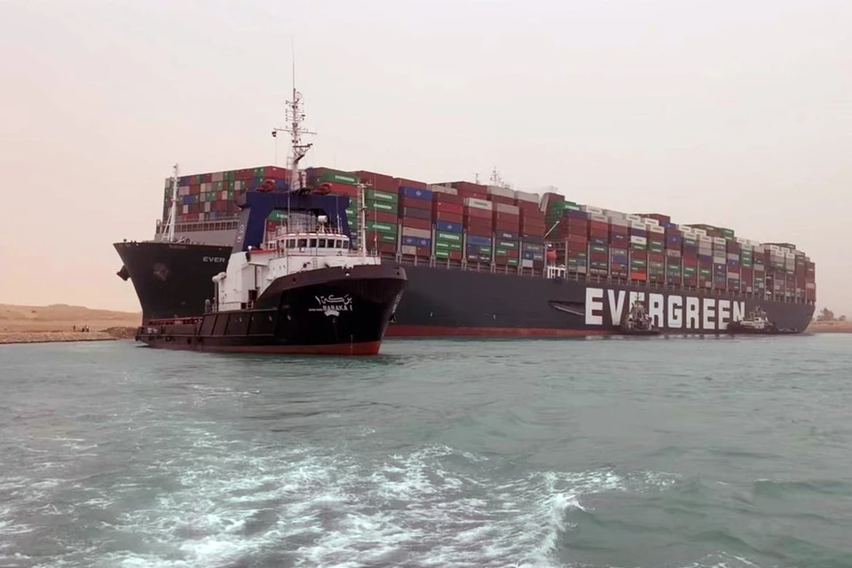 Гигантский контейнер «Ever Given» устроил пробку в Суэцком канале, сев на мель.