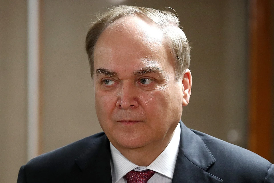 Посол России в США Анатолий Антонов во время пресс-подхода по итогам заседания комитета Госдумы РФ по международным делам. Фото: Антон Новодережкин/ТАСС