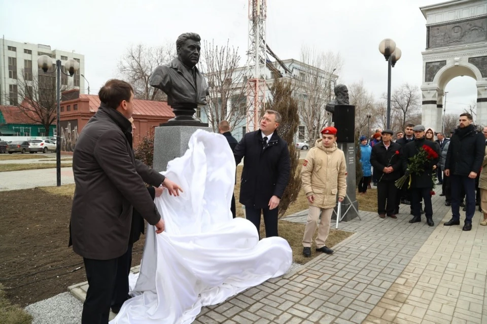 Бюст расположен на аллее пр. Губернатора Анатолия Гужвина
