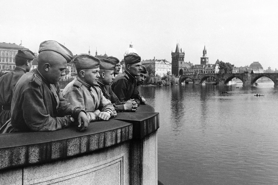 Прага, июнь 1945 года. Советские воины на мосту через Влтаву. Фото Г.Хомзора /Фотохроника ТАСС/