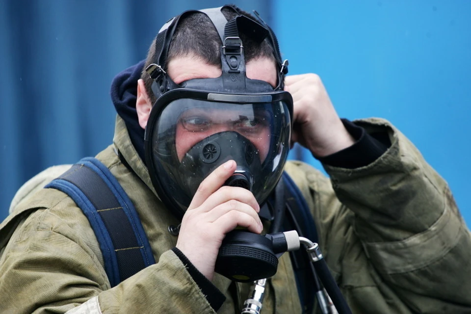 Шесть человек спасли пожарные при возгорании многоэтажки в Новокузнецке. Фото: МЧС Кузбасса