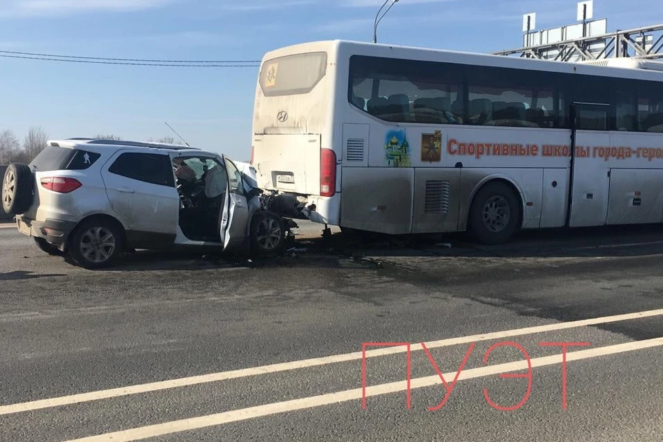 Снимок, сделанный очевидцами на месте ДТП с автобусом спортшколы. Фото: vk.com/evakuatoritveri