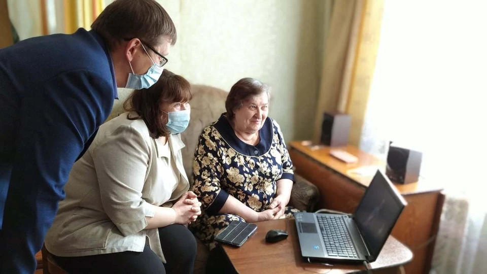 Социальные работники показывают своим подопечным записи спектаклей, которые предоставляет Тамбовский драмтеатр