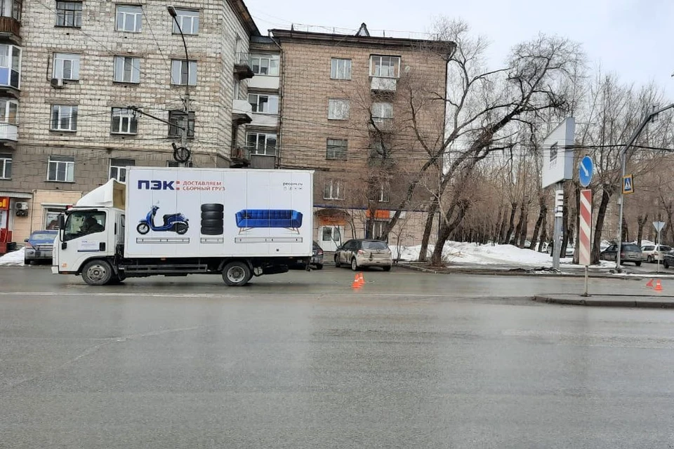Очевидец рассказал подробности ДТП, где грузовик сбил 13-летнюю девочку. Фото: Госавтоинспекция по Новосибирску