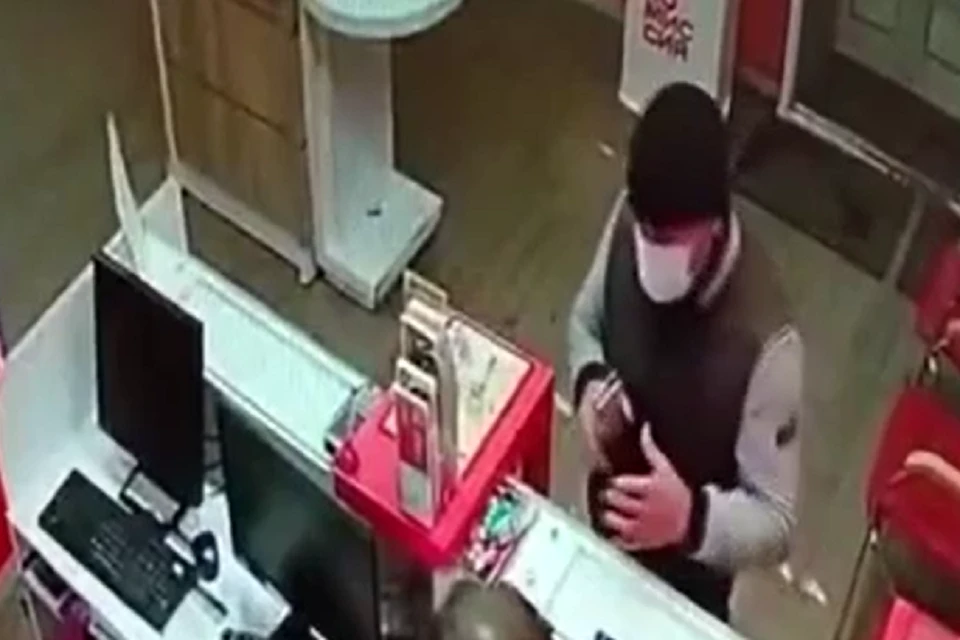 Новосибирец ограбил салон связи. Фото: ГУ МВД по НСО.