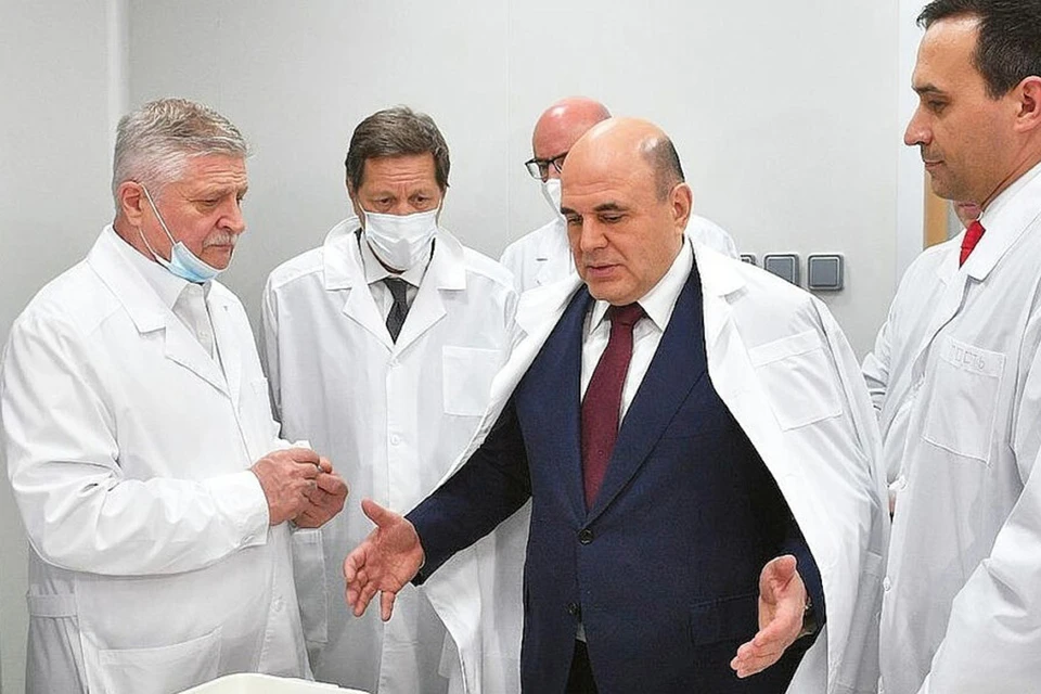 Премьер-министр РФ Михаил Мишустин (в центре) на запуске линии розлива вакцины в АО «Вектор-БиАльгам». Фото предоставлено АО «Вектор-БиАльгам».