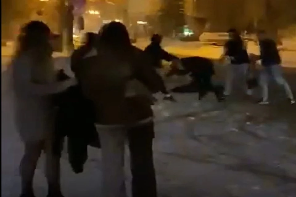 Стали известны подробности драки, произошедшей вечером 29 марта около клуба на улице Ядринцевская. Фото: Кадр из видео