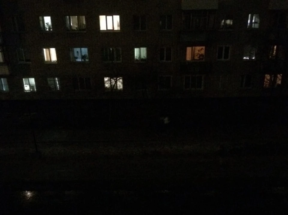 В Смоленске в новом сквере на улице Зои Космодемьянской погасли фонари. Фото: "Подслушано Смоленск", ВКонтакте.