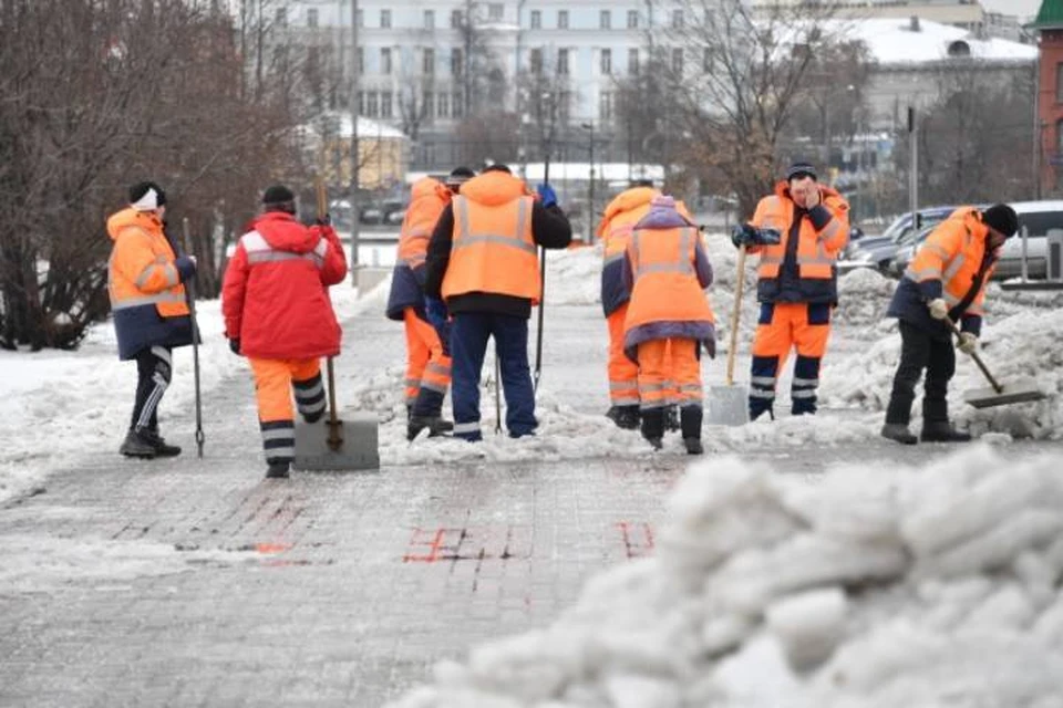 В Кирове снег, сброшенный с крыш управляющие компании будут убирать самостоятельно.