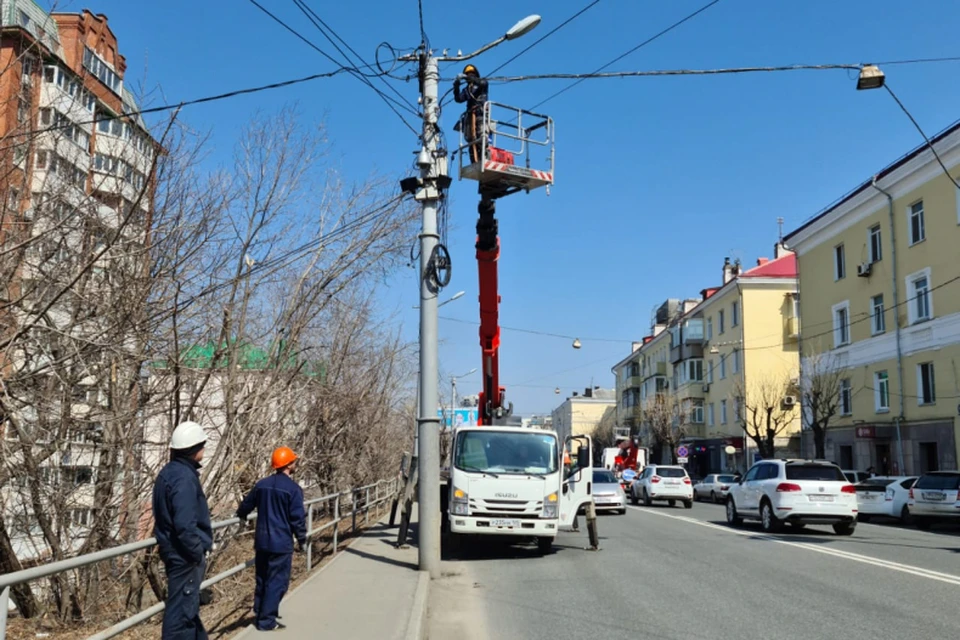 На Партизанском проспекте Владивостока мобильные бригады «Владсвет» ВПЭС демонтировали более 300 метров волоконно-оптических проводов. Фото: Евгений Кулешов, МУПВ «ВПЭС»