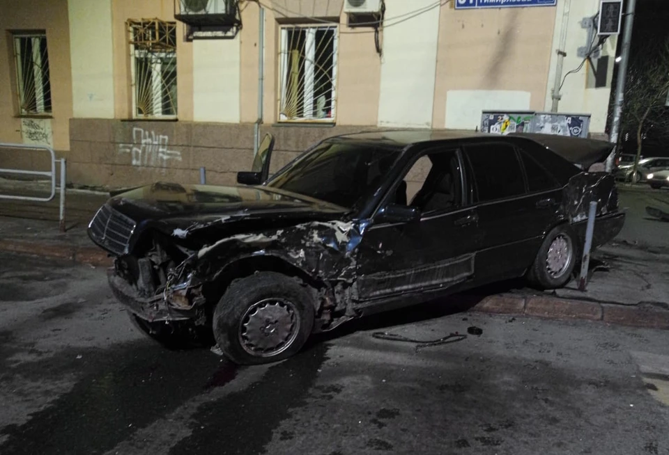 По предварительным данным, водитель Mercedes в момент аварии мог быть пьян. Фото: управление по обеспечению жизнедеятельности мэрии Челябинска