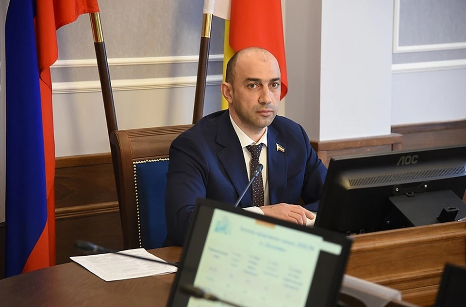 Депутат Михаил Сапрыкин обсудил программы для улучшения жилищных условий для отдельных категорий граждан. Фото: пресс-служба ЗС РО