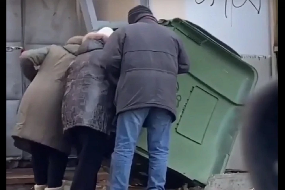 Ростовские пенсионеры побирались на помойке рядом с местным супермаркетом. Фото: "Это Ростов"