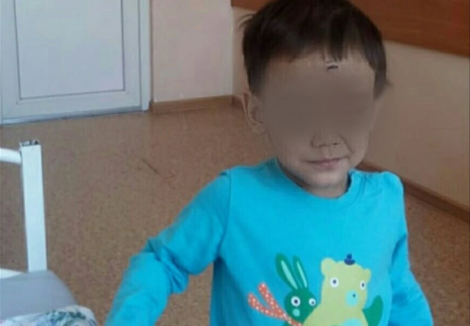 Мальчик остался совсем один среди чужих взрослых после того, как мать бросила его в больнице.
