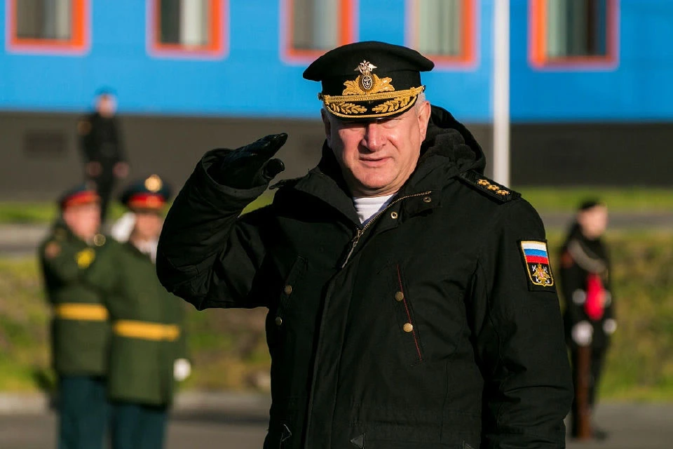 Мэр Мурманска пожелал адмиралу здоровья, оптимизма, благополучия. Фото: правительство МО