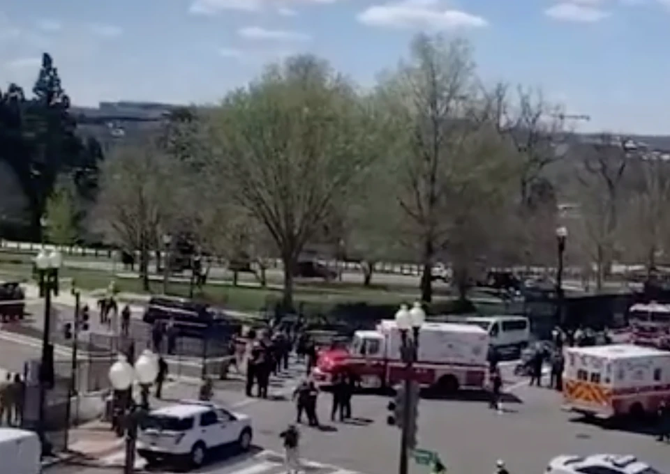 Водитель автомобиля, протаранившего КПП у Капитолия в Вашингтоне, скончался. Фото: скриншот видео.