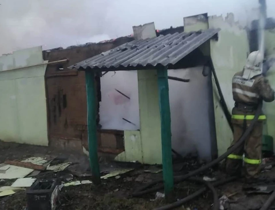 В доме сгорели стены, кровля и имущество
