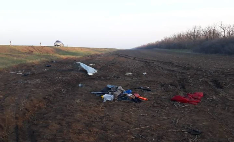 После аварии детали автомобилей разбросало по обочине. Фото: пресс-служба областной ГИБДД