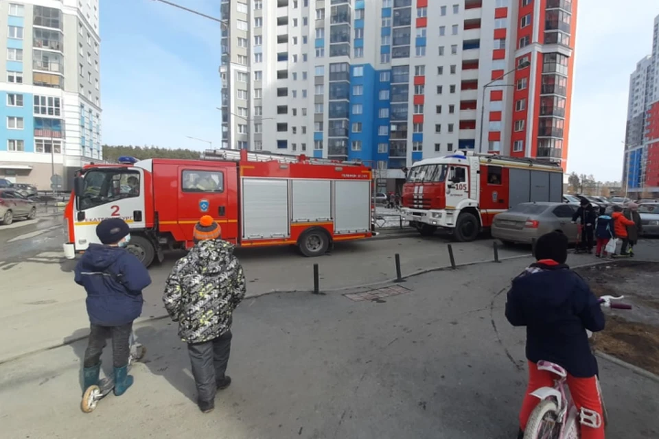 Пламя вспыхнуло в доме на улице Краснолесья. Фото: ГУ МЧС по Свердловской области