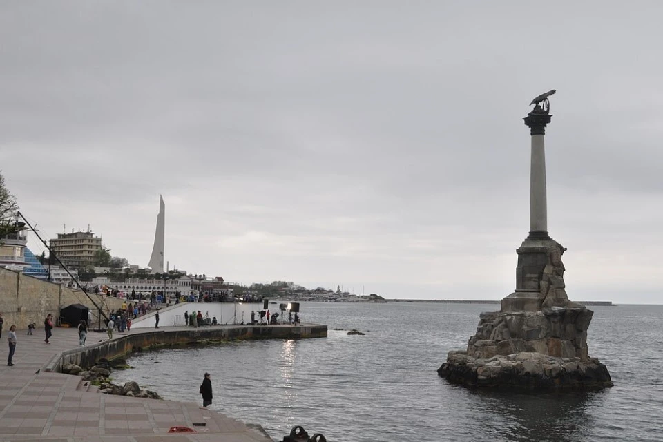 По словам социолога, многие люди выбирают Севастополь из-за свободной экономической зоны