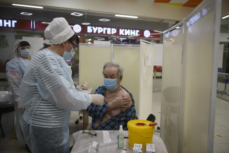 В столице Урала в торговом центре первый компонент прививки от коронавируса поставили 600 человек