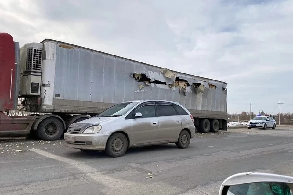 Стволом танка разорвало термобудку грузовика. Фото: "АСТ-54"