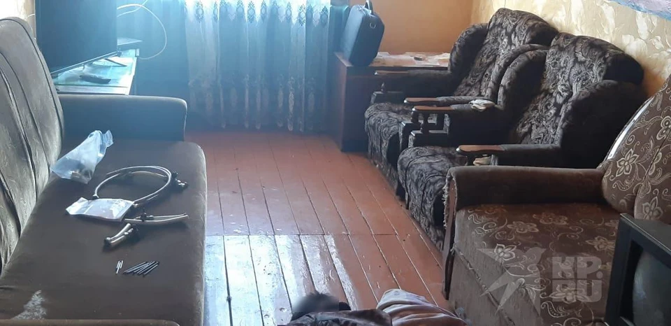 Фото комнаты, где обнаружили на полу труп 34-летнего жителя Ухоловского района.