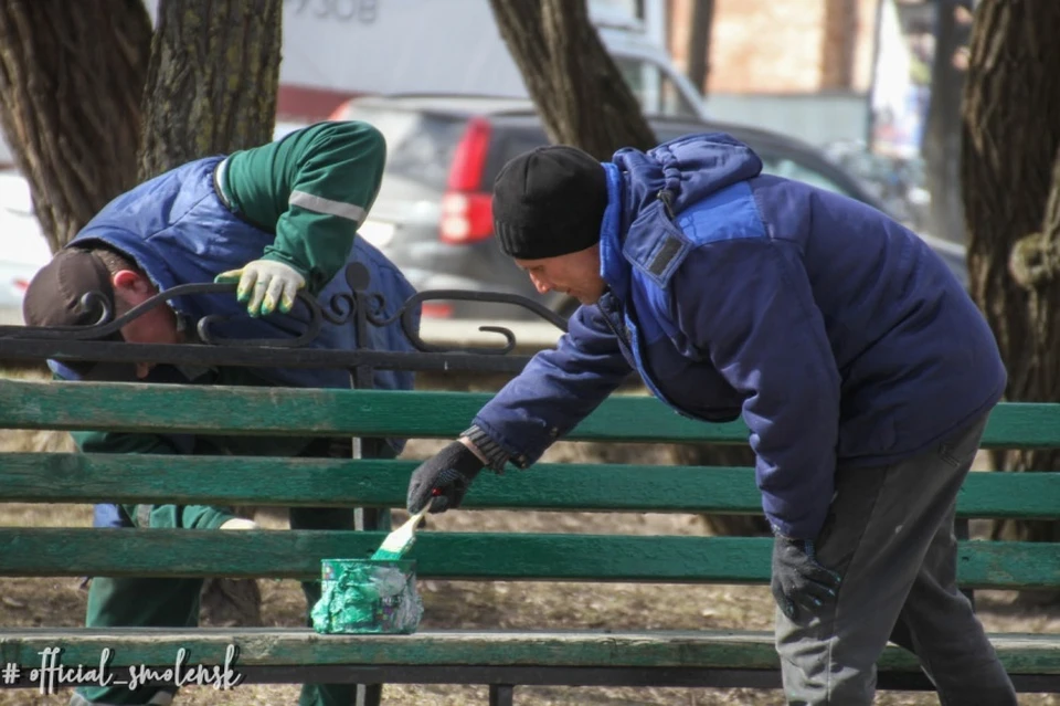 В Смоленске начался ремонт в скверах и парках и покраска скамеек. Фото: городская администрация.