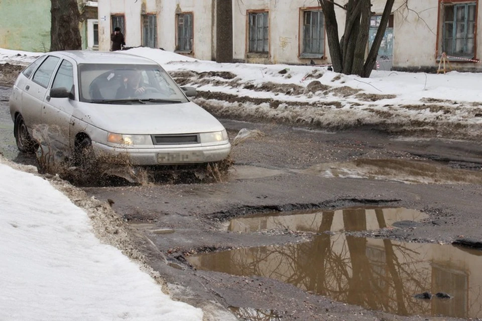 Глубокая яма стала причиной ДТП