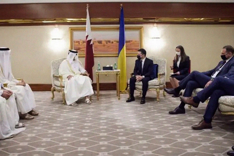 На встрече с катарскими официальными лицами глава офиса президента Андрей Ермак и министр иностранных дел Дмитрий Кулеба, должно быть, почувствовали себя настолько вольготно, что, развалившись в креслах, бесцеремонно закинули ногу на ногу.