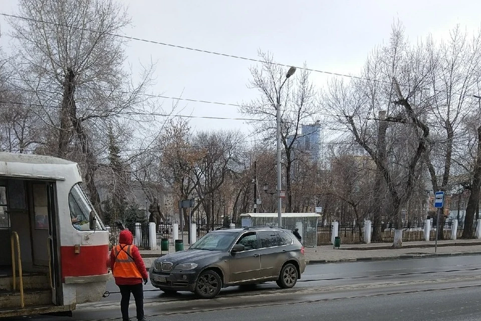 Иномарка перегородила трамвайные пути в Самаре. Фото - ДТП 163 Самара
