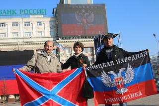 2014 год. В Донецке празднуют День флага ДНР.