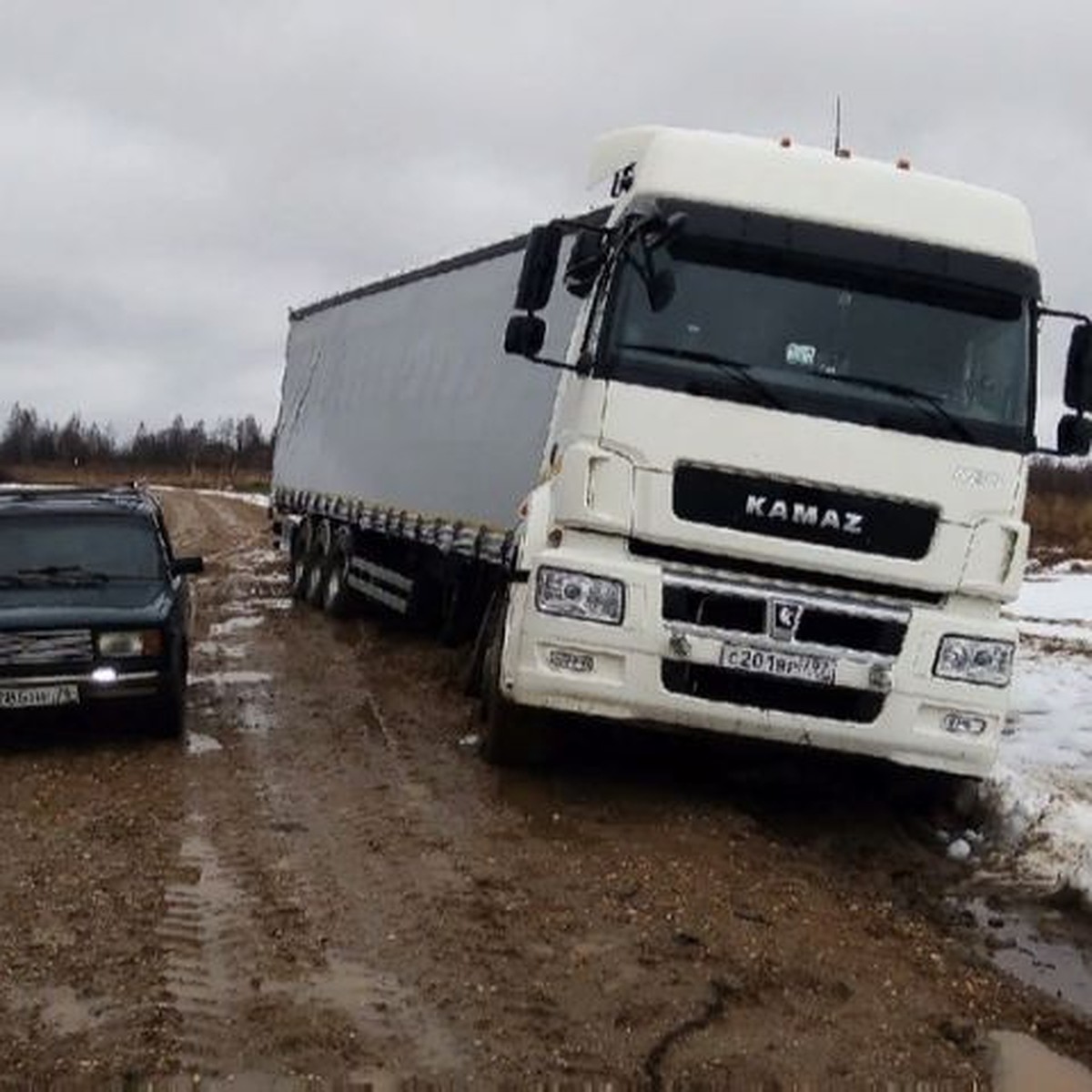 Муж не стал оставлять машину»: жена дальнобойщика, застрявшего на дороге в  Ярославской области, рассказала, как спасают мужа - KP.RU