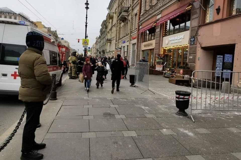 Прокуратура займется инцидентом, в котором штукатурка свалилась на голову прохожему на Невском проспекте.