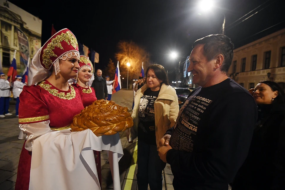 На центральной площади Ленина участников пробега встретили хлебом-солью
