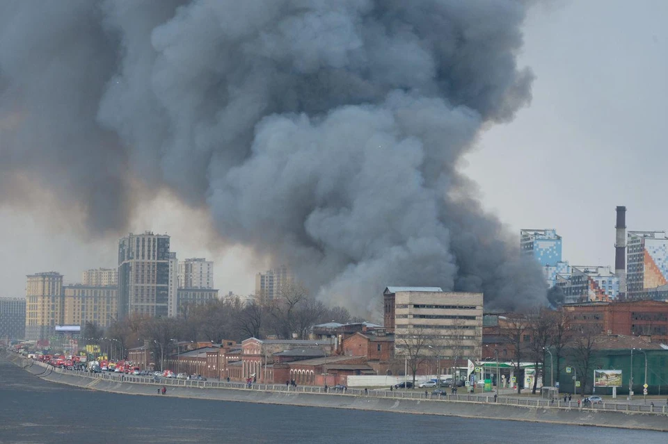 Пожар произошел в здании "Невской мануфактуры" в Петербурге 12 апреля 2021 года