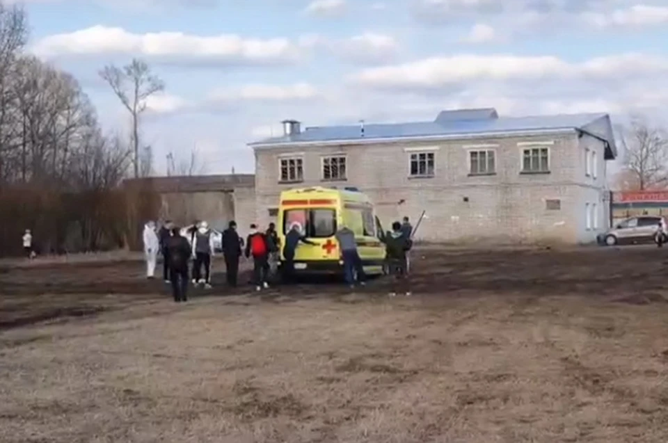 Футбольные блельщики полтора часа выталкивали из грязи "скорую помощь" Фото: vk.com/volochek69