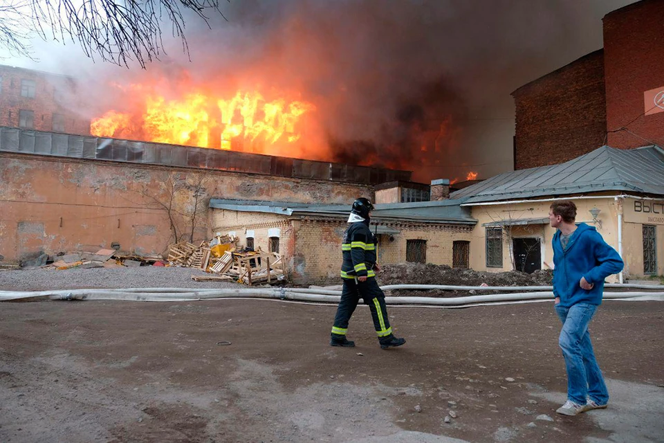 Ранг пожара в "Невской мануфактуре" Петербурга повышен до №5