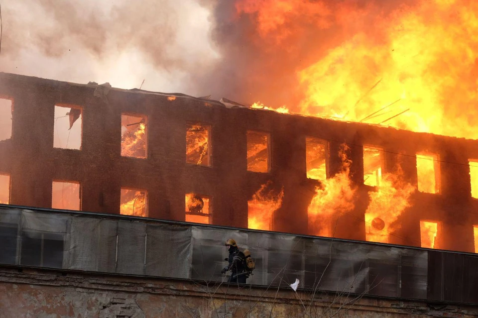 На Невской мануфактуре пожар начался днем 12 апреля.
