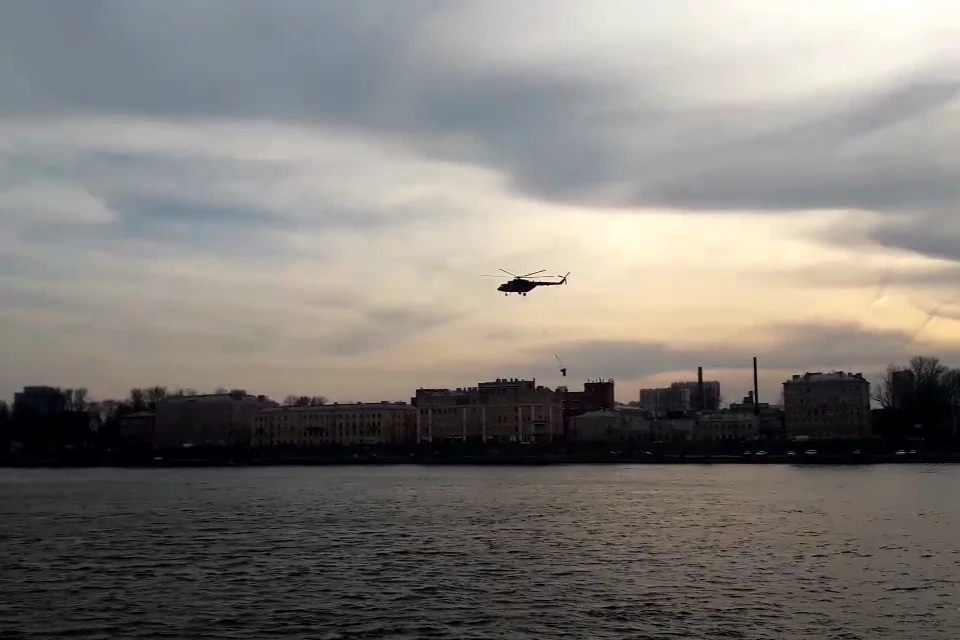 Военные Ми-8 помогают тушить пожар на "Невской мануфактуре".