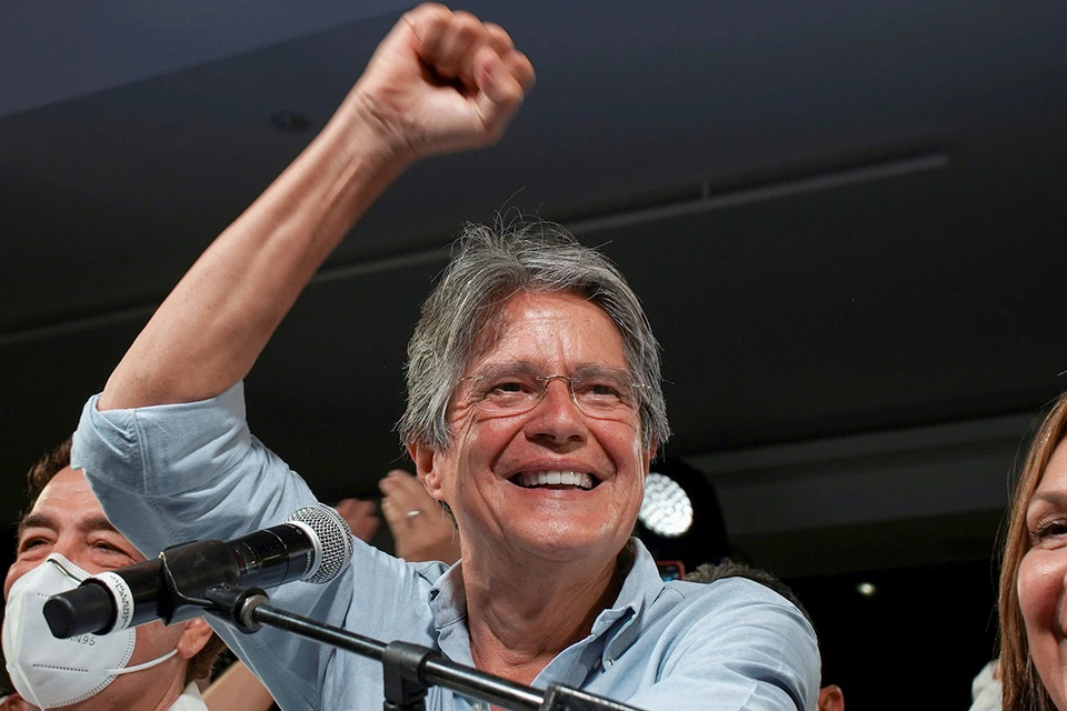 Банкир Гильермо Лассо выигрывает президентские выборы в Эквадоре.