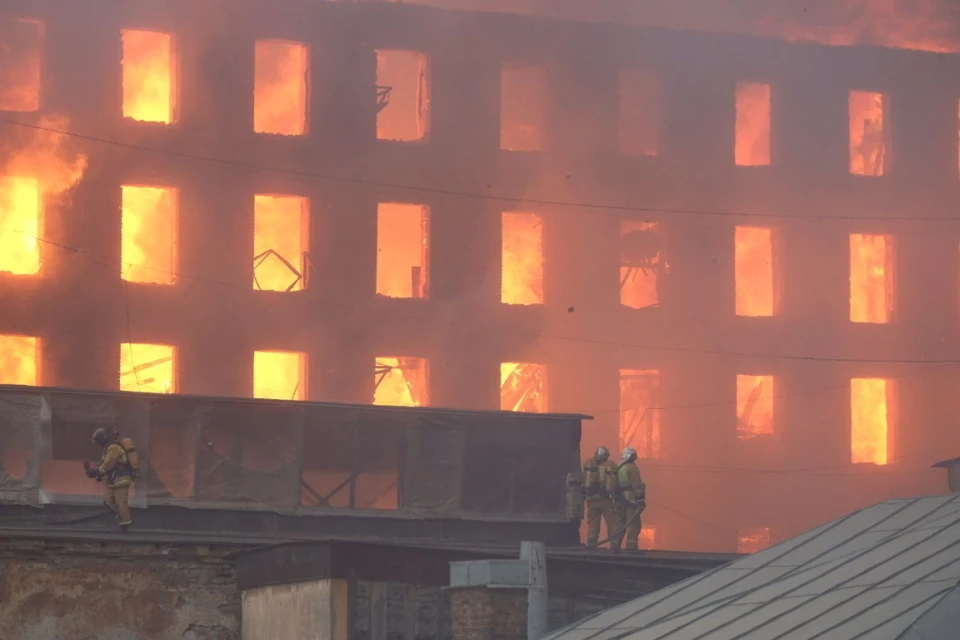 Появилась предварительная причина пожара в здании «Невской мануфактуры» в Санкт-Петербурге 12 апреля 2021.
