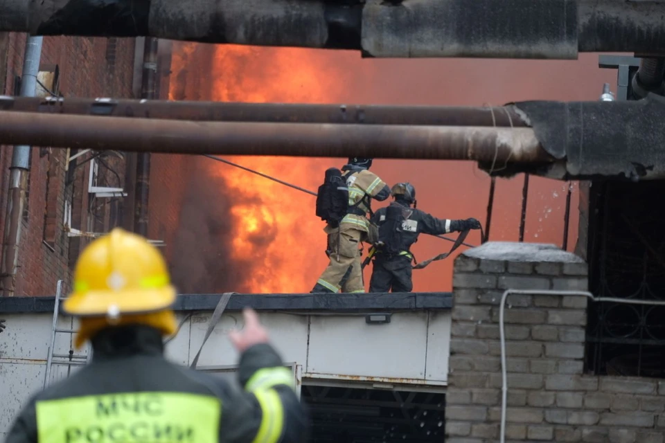 Трое спасателей МЧС получили травмы при тушении пожара в "Невской мануфактуре".